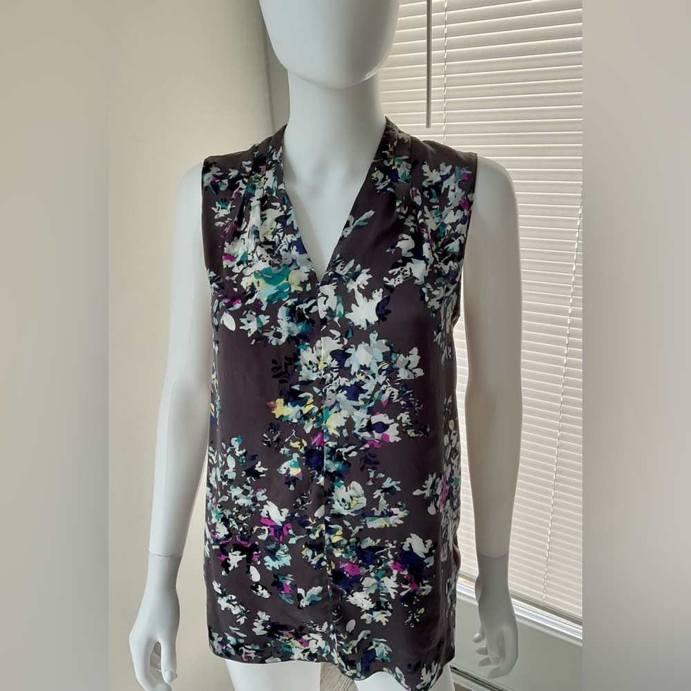 Ellen Tracy women's sleeveless blouse with a floral print on the front. size - М